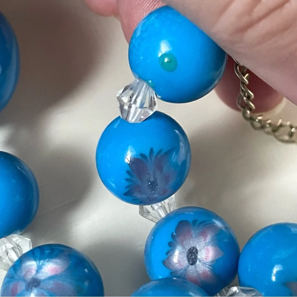 Vintage/style chunky graduated blue floral lucite? beaded necklace